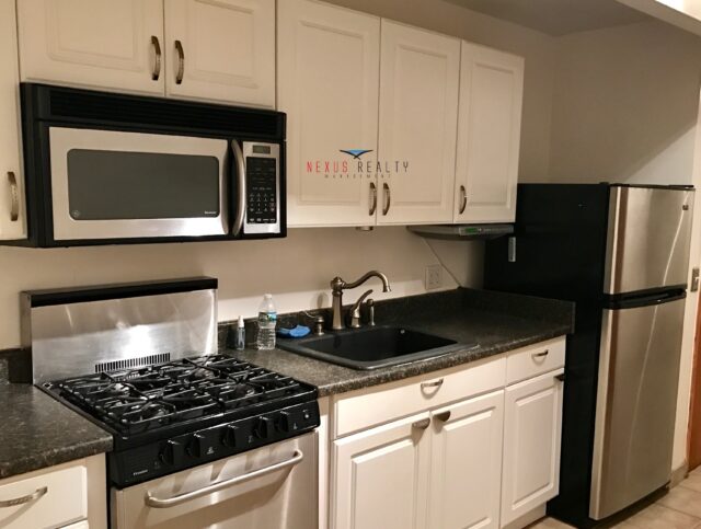 1 Bedroom apartment with Parking in Woodside $2200