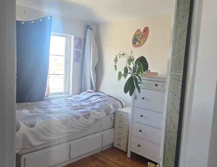 Private ROOM in a 2 Bedroom sharing Apartment in East Elmhurst $1400