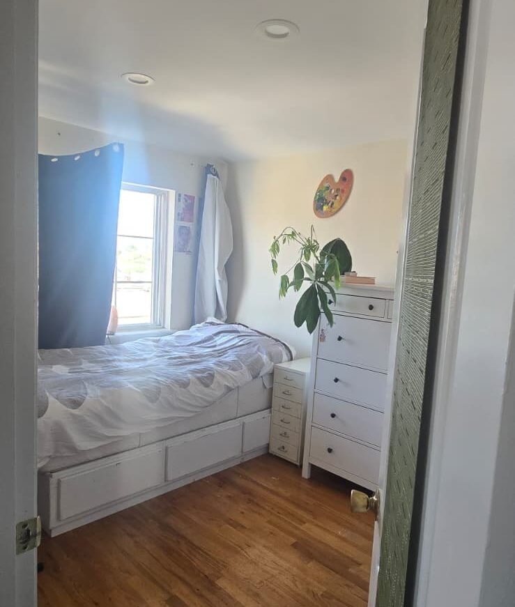 Private ROOM in a 2 Bedroom sharing Apartment in East Elmhurst $1400