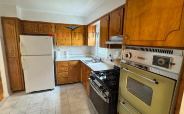 3 Bedroom apartment with plenty of closet space in Astoria ONLY $3200