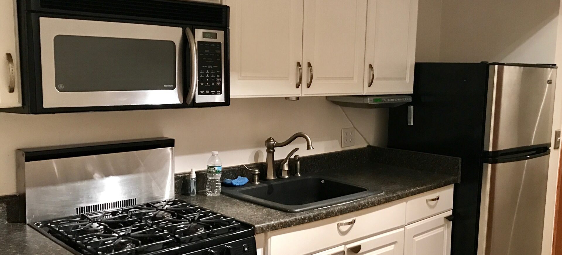 1 Bedroom apartment with Parking in Woodside $2200