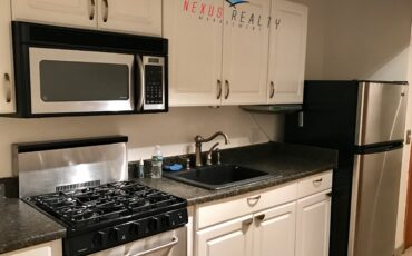 1 Bedroom apartment with Parking in Woodside $2200