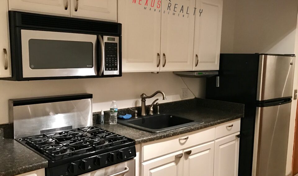1 Bedroom apartment with Parking in Woodside $2200