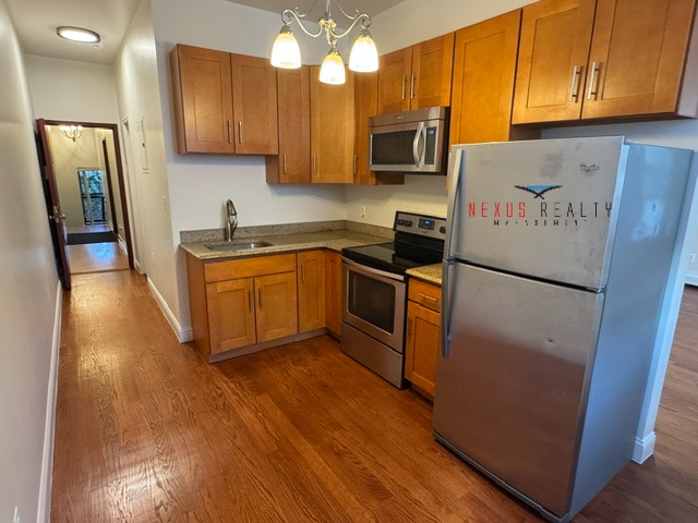 Beautiful 1 Bedroom apartment - College Point Blvd $2000